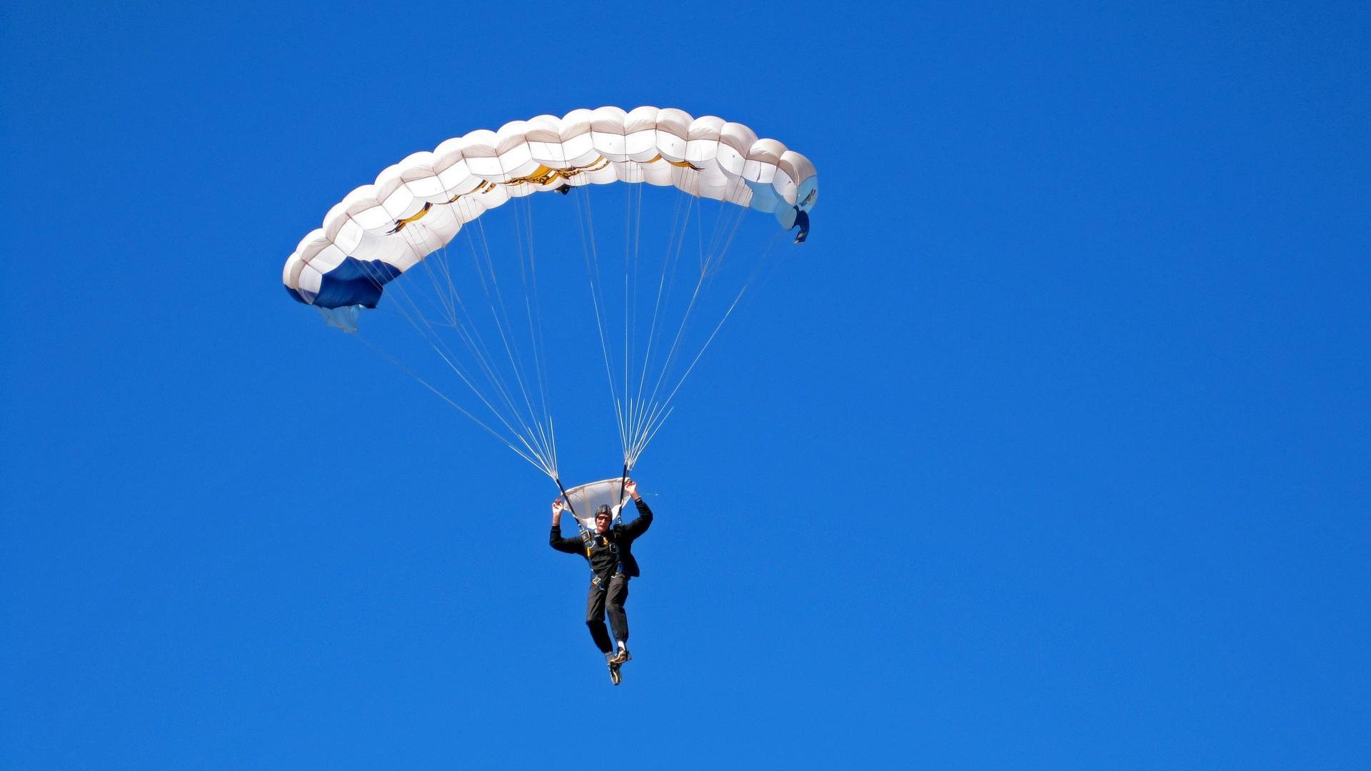 太阳火力压制76人，莫兰特在F1新赛季揭幕战接管比赛